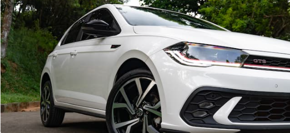 Parte frontal de um sedan